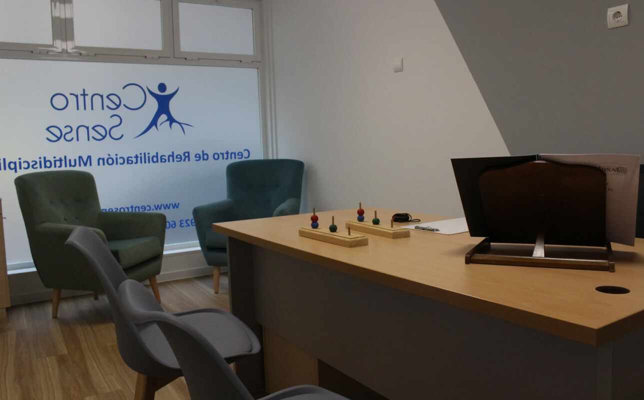 Despacho del Centro Sense, con dos butacas, sillas y una mesa de trabajo