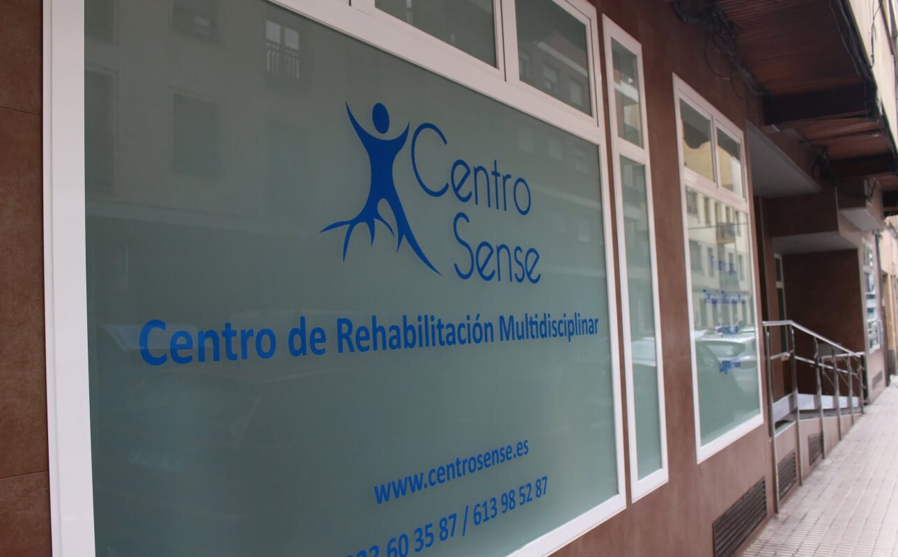 Fachada del Centro Sense, con su logotipo en la cristalera